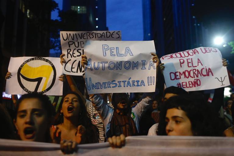 Protesto no Rio de Janeiro contra remoção de faixas antifascismo