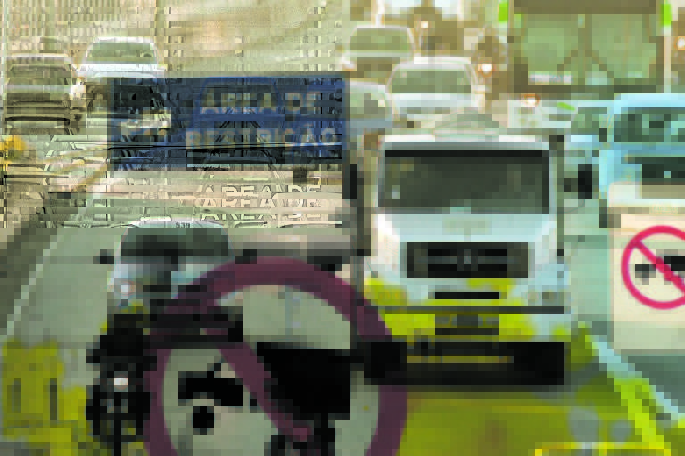 Montagem sobre imagem de caminhão que roda sem placa para fugir do horário de restrição de circulação na Marginal Tietê, em São Paulo 