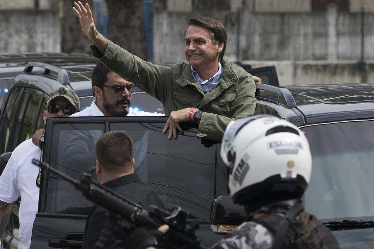 O candidato Jair Bolsonaro (PSL) acena a eleitores depois de votar na Vila Militar, no Rio