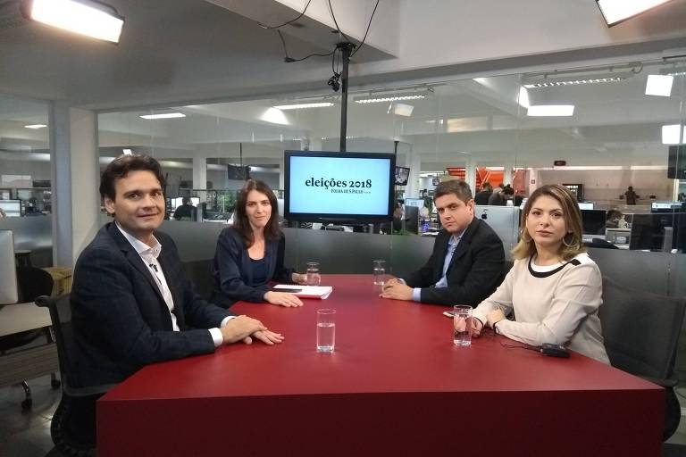 Vinicius Mota, secretário de Redação da Folha, Thais Bilenky, repórter de Poder, Fábio Zanini, editor de Poder, e a editora da coluna Painel, Daniela Lima, sentados à mesa, no estúdio da TV Folha