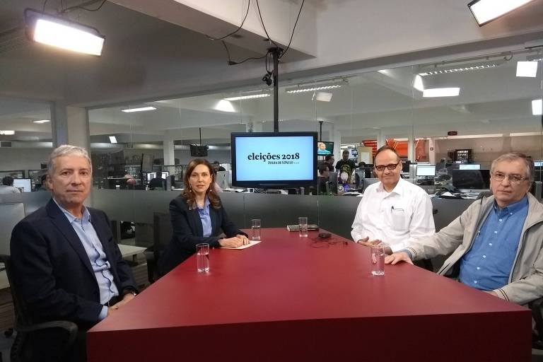 Luiz Guilherme Schymura de Oliveira, Maria Cristina Frias, Samuel Pessôa e Jorge Simino Júnior, sentados à mesa do estúdio da TV Folha, durante debate para avaliar os desafios econômicos do futuro governo