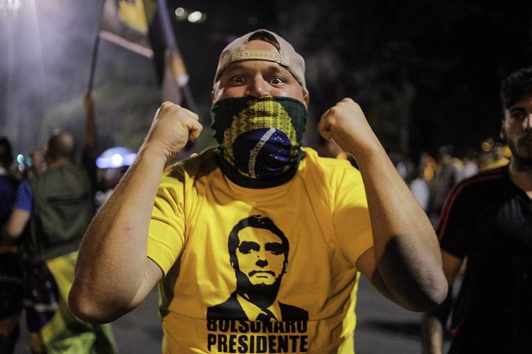 Apoiadores comemoram vitória de Bolsonaro