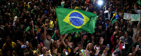 (181028) -- SAO PAULO, octubre 28, 2018 (Xinhua) -- Simpatizantes del candidato presidencial Jair Bolsonaro, por el Partido Social Liberal (PSL), reaccionan al conocer los resultados de las elecciones generales en Sao Paulo, Brasil, el 28 de octubre de 2018. El candidato del Partido Social Liberal (PSL), Jair Bolsonaro, es el ganador virtual de las elecciones a la Presidencia de Brasil, con el 55,54 por ciento de los votos, contra el 44,46 por ciento de su rival, Fernando Haddad, del Partido de los Trabajadores (PT), al escrutarse el 94,44 por ciento del escrutinio realizado, según datos del Tribunal Superior Electoral (TSE). (Xinhua/Rahel Patrasso) (rp) (rtg) (vf)