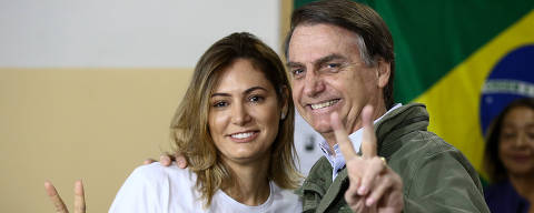 RIO DE JANEIRO, RJ,  BRASIL,  28-10-2018, 09h00: O candidato à presidência da república Jair Bolsonaro (PSL), acompanhado da esposa MIchelle, vota na escola municipal Rosa da Fonseca, na Vila Militar, Rio de Janeiro. (Foto: Pedro Ladeira/Folhapress, PODER) ORG XMIT: AGEN1810280950362118