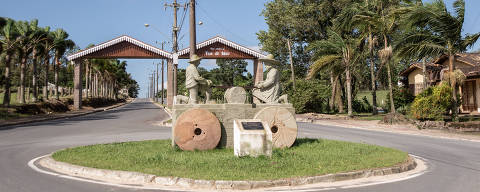 TREZE DE MAIO, SC, BRASIL. O município de Treze de Maio, no interior de SC, teve a maior votação do Brasil para o candidato Jair Bolsonaro no primeiro turno (83,89%). státua em homenagem a imigrantes italianos na entrada de Treze de Maio. PODER. (Giovanni Bello/Folhapress)