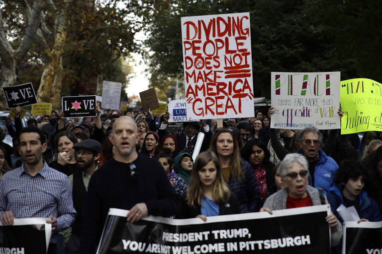 Manifestantes participam de protesto em Pittsburgh contra a visita do presidente Donald Trump 