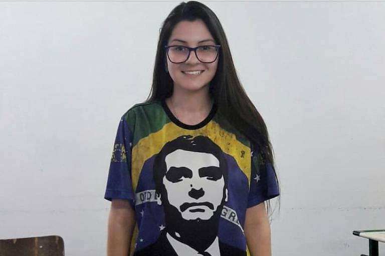 Deputada defensora do Escola sem Partido posa com camisa do Bolsonaro em sala de aula