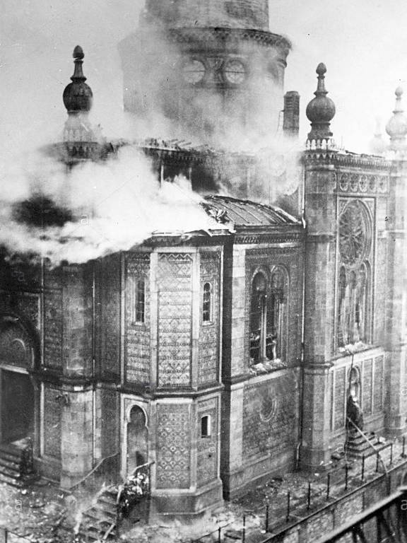 Fumaça emana da sinagoga de Michelsberg, em Wiesbaden (foto em preto e branco)