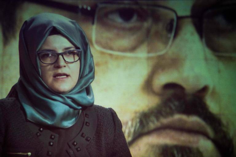 Hatice Cengiz, noiva de Jamal Khashoggi, fala durante cerimônia em memória do jornalista em Washington