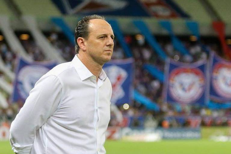 O técnico Rogério Ceni observa equipe durante partida do Fortaleza