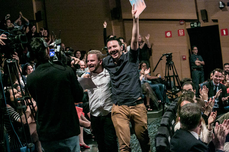 Raphael Mayer e Mathieu Anduze, fundadores da Simbiose Social, celebram após serem anunciados como vencedores do Prêmio Empreendedor Social de Futuro de 2018 