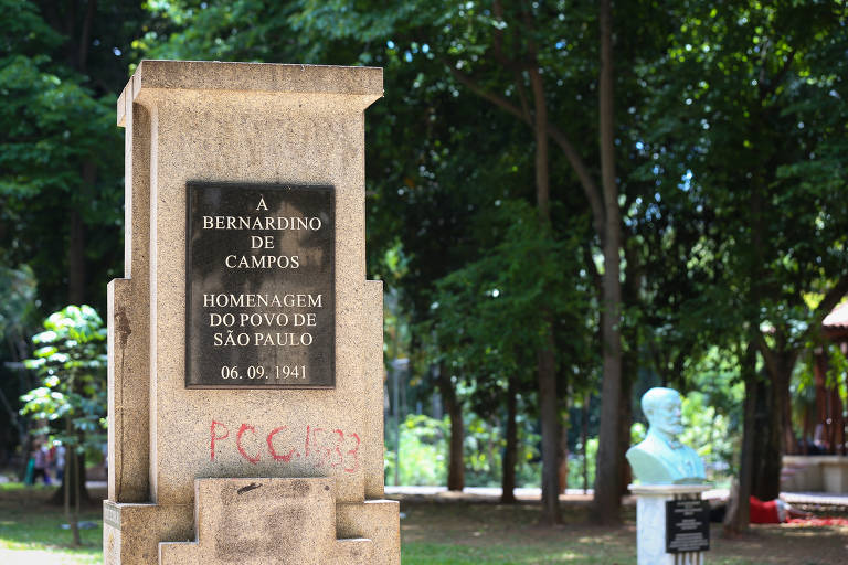 Pedestal de granito com a inscrição "A Bernadino de Campos, homenagem do povo de São Paulo"