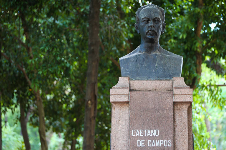 Imagem mostra busto do educador Caetano de Campos