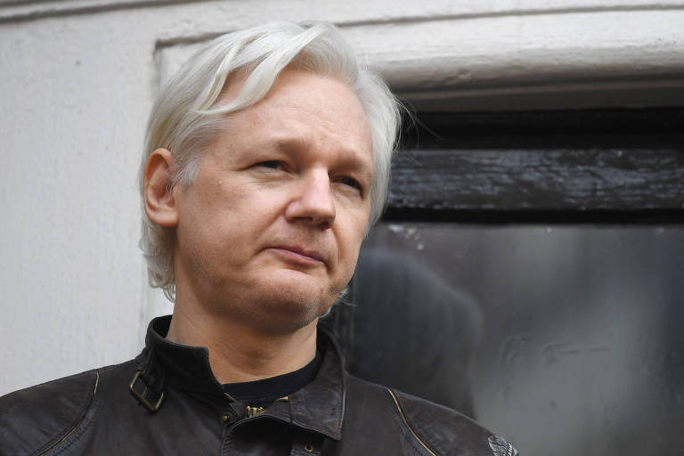 Julian Assange durante discurso que fez na varanda da embaixada do Equador em Londres, em 2017
