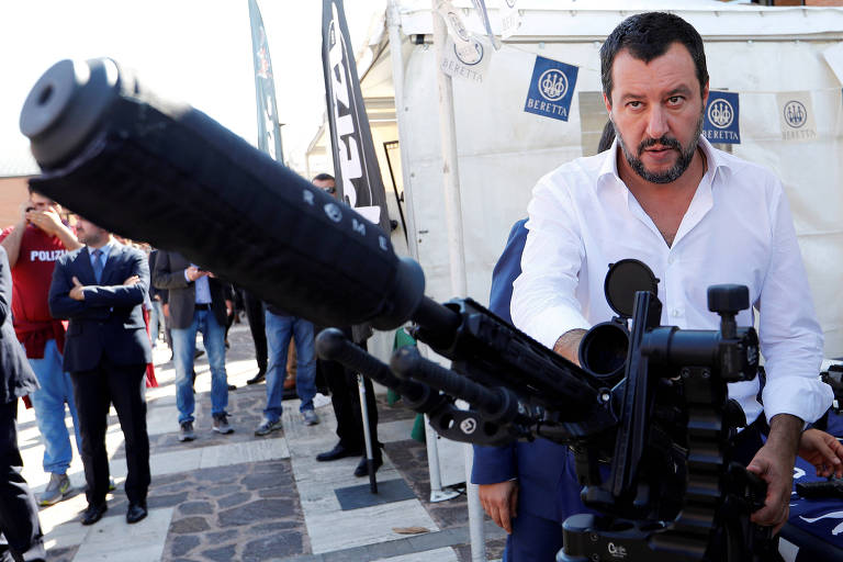 Ministro linha-dura, Matteo Salvini rouba a cena na política italiana