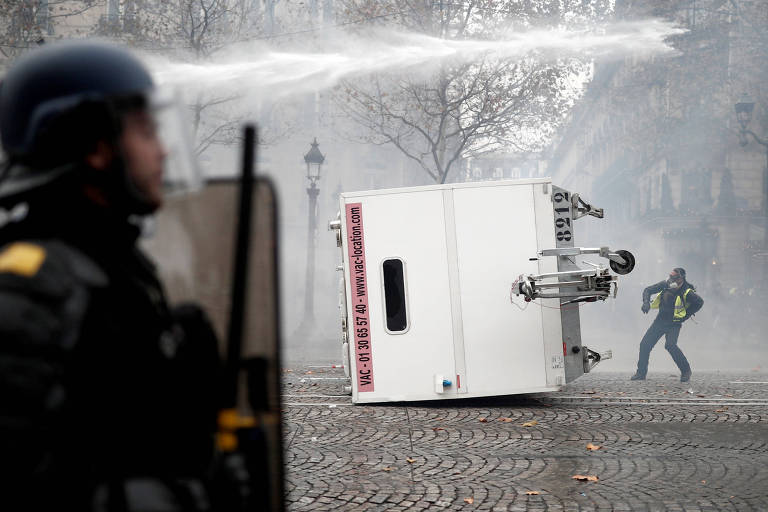 Manifestantes contra política econômica e polícia francesa se enfrentam em Paris
