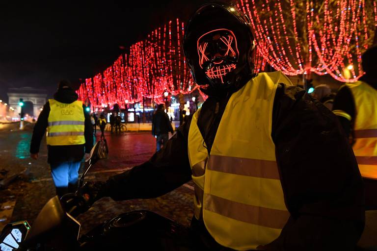 Manifestantes contra política econômica e polícia francesa se enfrentam em Paris