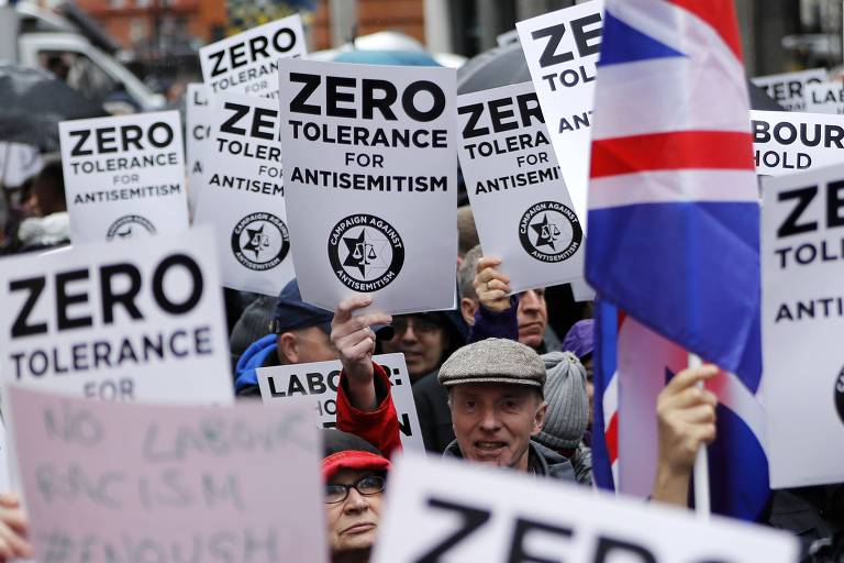 manifestantes seguram cartazes com mensagem "tolerância zero ao antissemitismo"