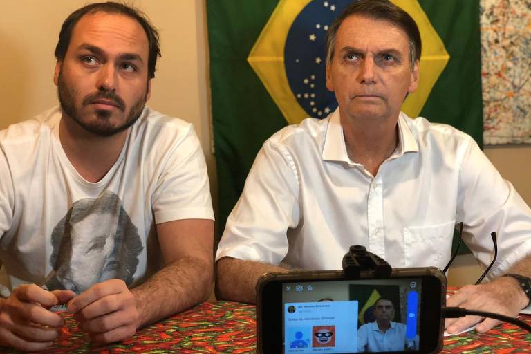 Carlos Bolsonaro esquece gabinete do ódio e lança livro com narrativa açucarada das redes do pai