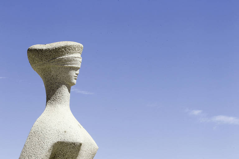 Estátua que simboliza a Justiça, com a região dos olhos cobertos.  