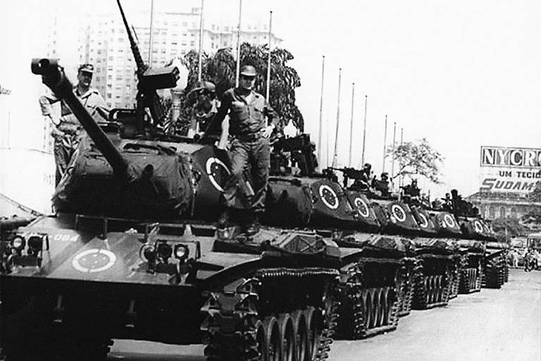 Tanques do Exército Brasileiro na avenida Presidente Vargas (Rio) durante a ditadura, em 1968