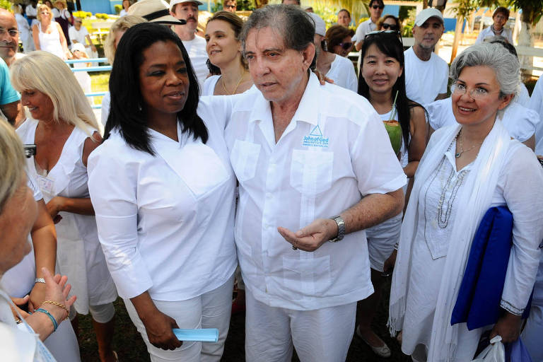 Oprah Winfrey, em visita ao medium João de Deus em 2012