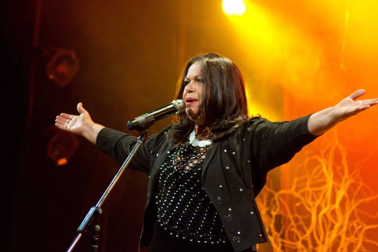 Amelinha canta sucessos e homenageia Belchior em show em São Paulo