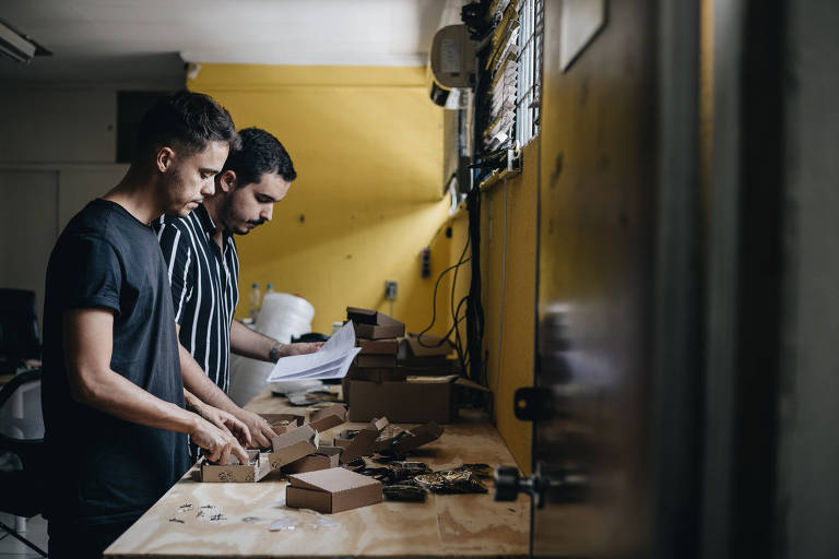 Alex Correia e Cássio Borges (camisa listrada), sócios no ecommerce Code Brincos Masculinos