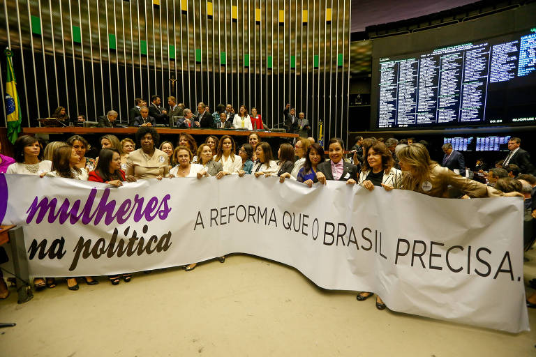 Deputadas abrem faixa pedindo a aprovação da proposta que fixa cotas para eleição de mulheres no legislativo