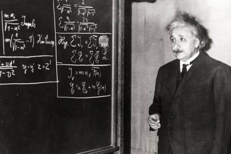 Einstein em frente a quadro negro