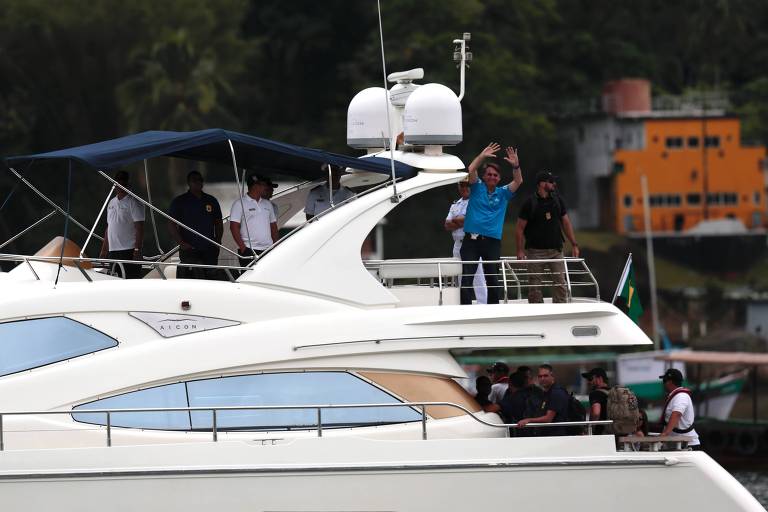 O presidente eleito, Jair Bolsonaro, acena para a população durante a volta da restinga de Marambaia, onde passou o natal com os familiares