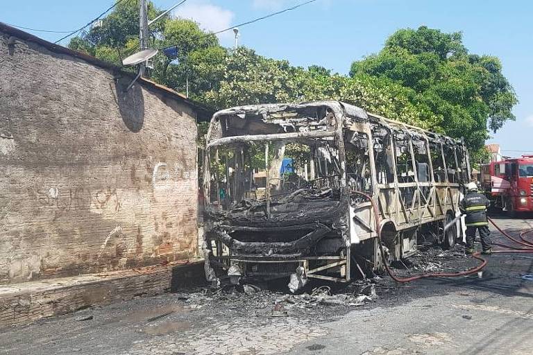 Ônibus queimado no Jardim Castelão, em Fortaleza