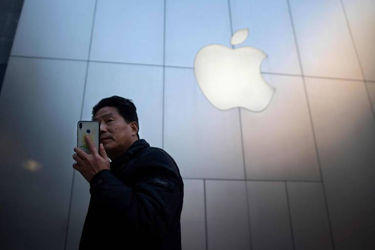 Homem usa iPhone em Pequim
