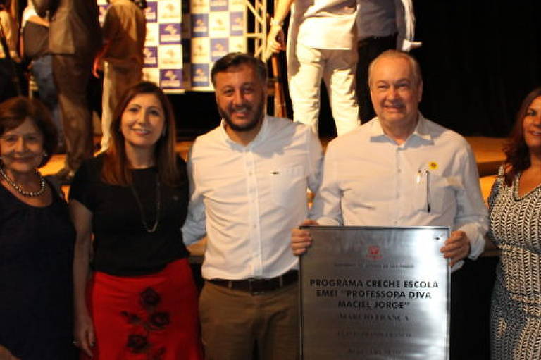 João Cury Neto (de camisa branca, ao lado de homem segurando uma placa) em evento em outubro de 2018