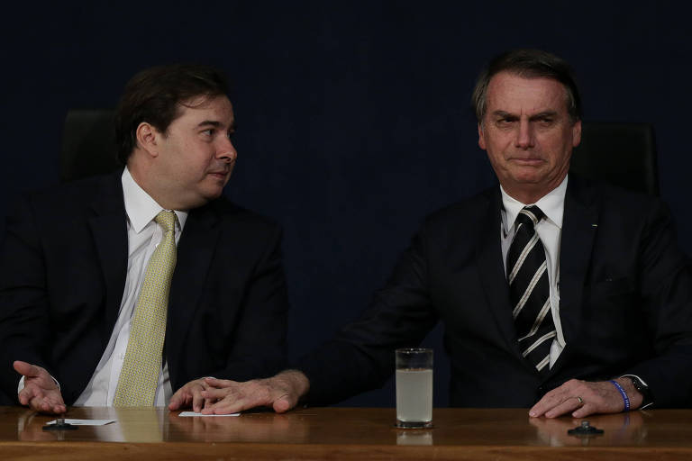 Em pedaço de papel, Bolsonaro perguntou a Rodrigo Maia se Collor é candidato. Ação foi registrada pela Folha durante solenidade de posse nos novos procuradores do Ministério Público, na sede da PGR