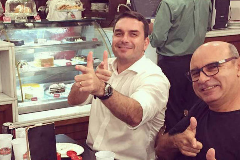 Flavio e Jair Bolsonaro com Fabricio Queiroz