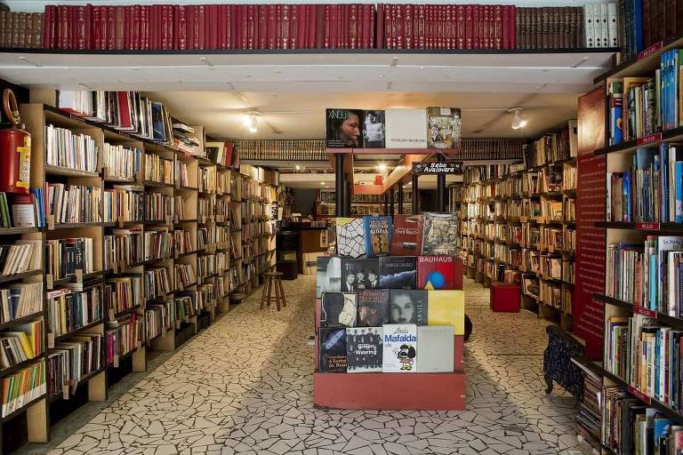 Loja com prateleiras cheias de livros