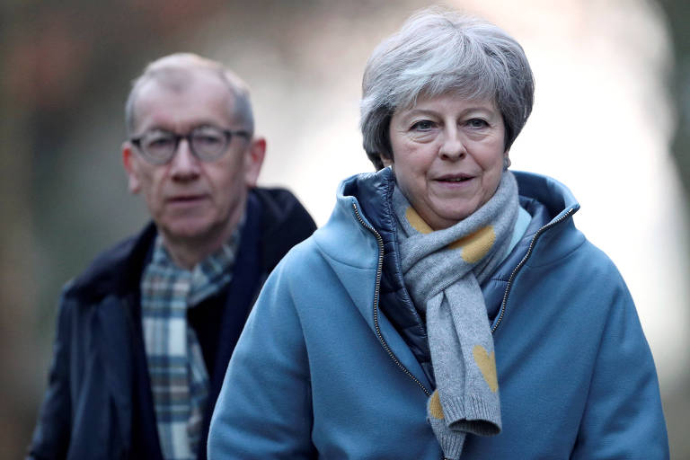 Theresa May e seu marido, Philip, deixam igreja em High Wycombe, Reino Unido 