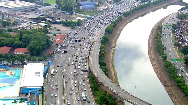 Sob risco, ponte é interditada em São Paulo