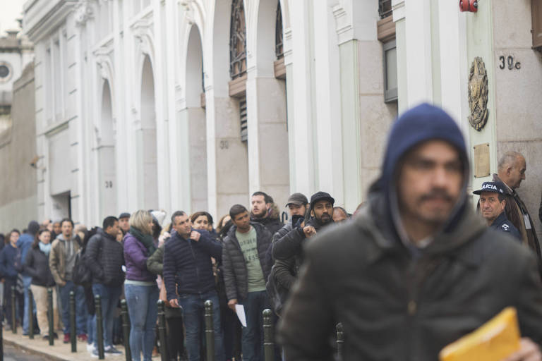 Brasileiros passam a madrugada em fila no Consulado-Geral do Brasil em Lisboa para conseguir a documentação para a cidadania portuguesa