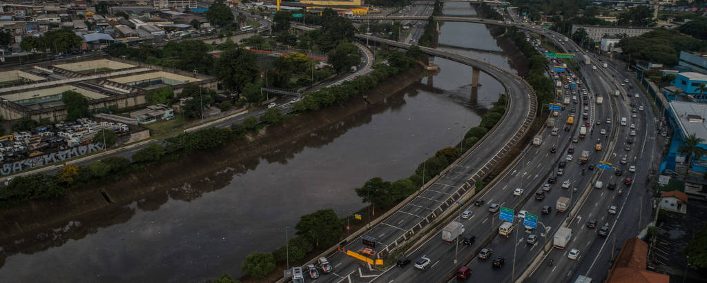 Trânsito na marginal Tietê nesta quinta (24), após ponte que dá acesso à Dutra (esq.) ser interditada