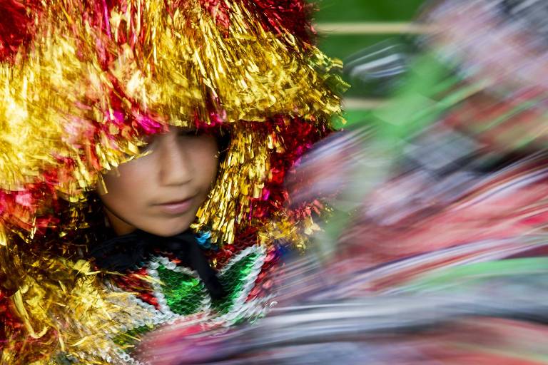 Gabriel, 13, caboclo de lan�a do maracatu). (Foto: Eduardo Anizelli/Folhapress)