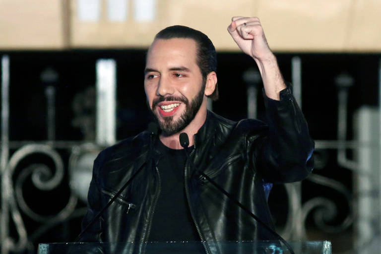 Após ser eleito presidente de El Salvador, Nayib Bukele acena para apoiadores em comício em San Salvador