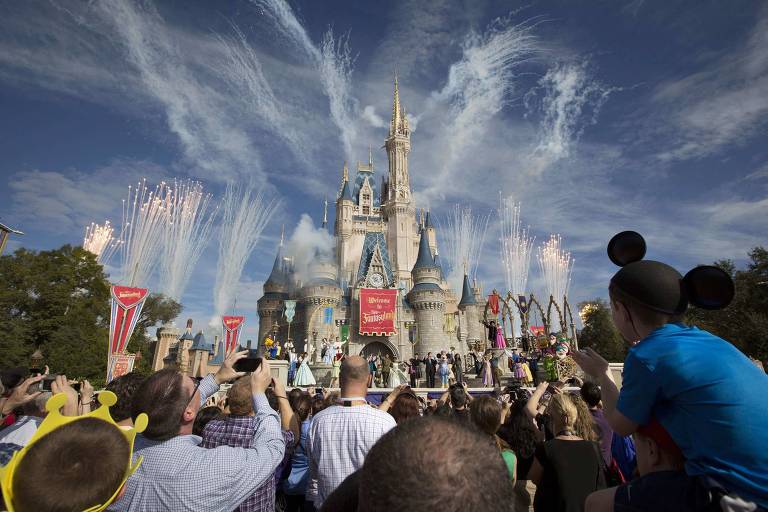 Disney vai reabrir, mas os visitantes não poderão abraçar o Mickey