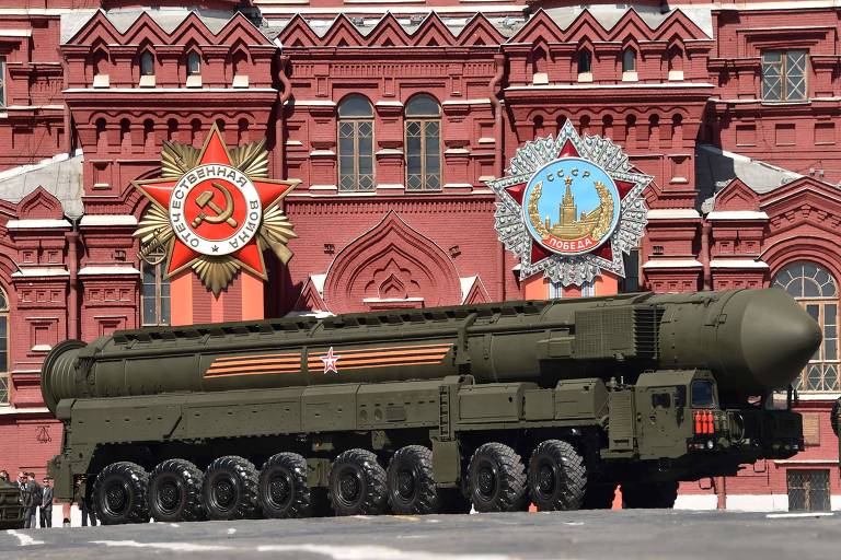 Veículo lançador do míssil RS-24 Iars é apresentado em desfile na praça Vermelha, em Moscou