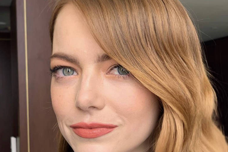 Emma Stone espera primeiro filho após se casar com roteirista do Saturday Night Live