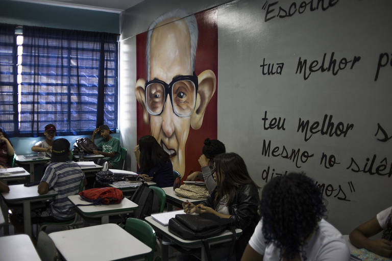 Grafites de Senna, Drummond e Criolo estampam salas de aula em escola na Grande SP