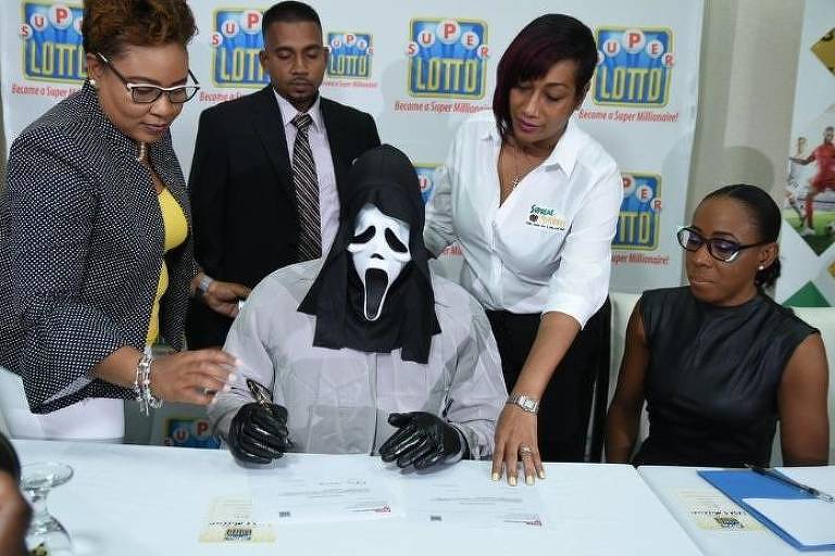 Ganhador de loteria na Jamaica recebe prêmio com máscara do Pânico para não ser identificado