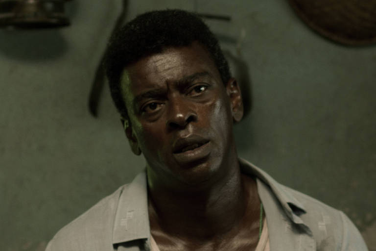 Seu Jorge em cena do filme 'Marighella', de Wagner Moura