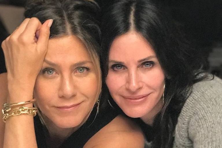 Courteney Cox tira sarro de Jennifer Aniston em tentativa frustrada de jogar bilhar